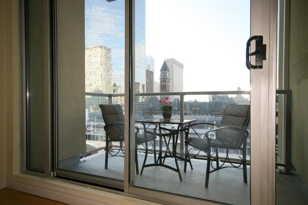 Yonge Suites Furnished Apartments Торонто Стая снимка